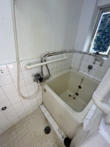 大阪府東大阪市　古いマンションのリフォーム工事　施工前　浴室