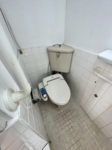 大阪府東大阪市　古いマンションのリフォーム工事　施工前　トイレ