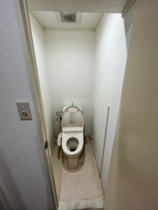 大阪市淀川区　マンションのリフォーム工事　施工前　トイレ