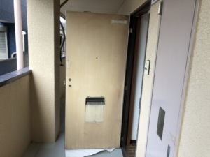 大阪市東成区　賃貸マンション　玄関ドアシート　施工前　部品撤去