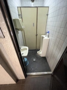 大阪市東成区　マンション１階のスタジオ店舗内装工事　施工前　共用トイレ