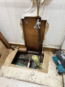 大阪市天王寺区　賃貸マンションの漏水調査と復旧工事　施工前　洗面台　補修