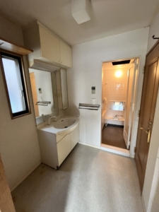 京都府　戸建住宅のシステムキッチンとユニットバスのリフォーム　施工前　洗面台