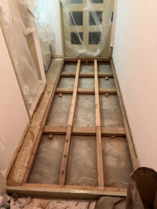 大阪市天王寺区　賃貸マンションの漏水調査と復旧工事　施工前　１階床下地