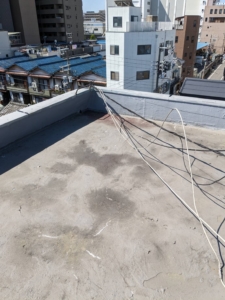 大阪市港区　マンション屋上の防水工事　施工前　防水の劣化