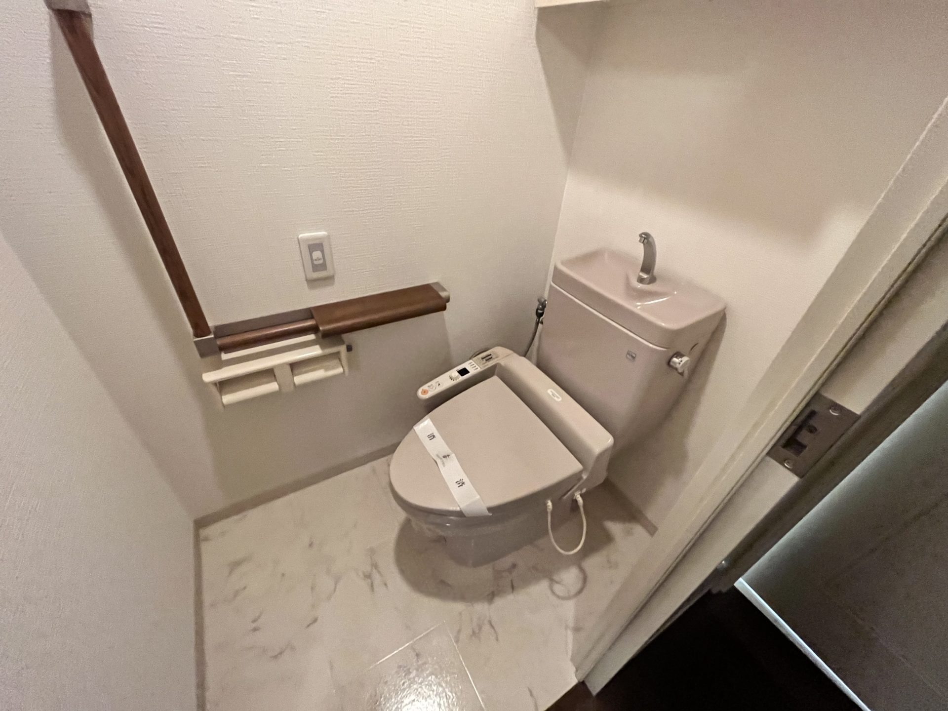 大阪市浪速区　分譲マンションの原状回復リフォーム工事　施工後　トイレ