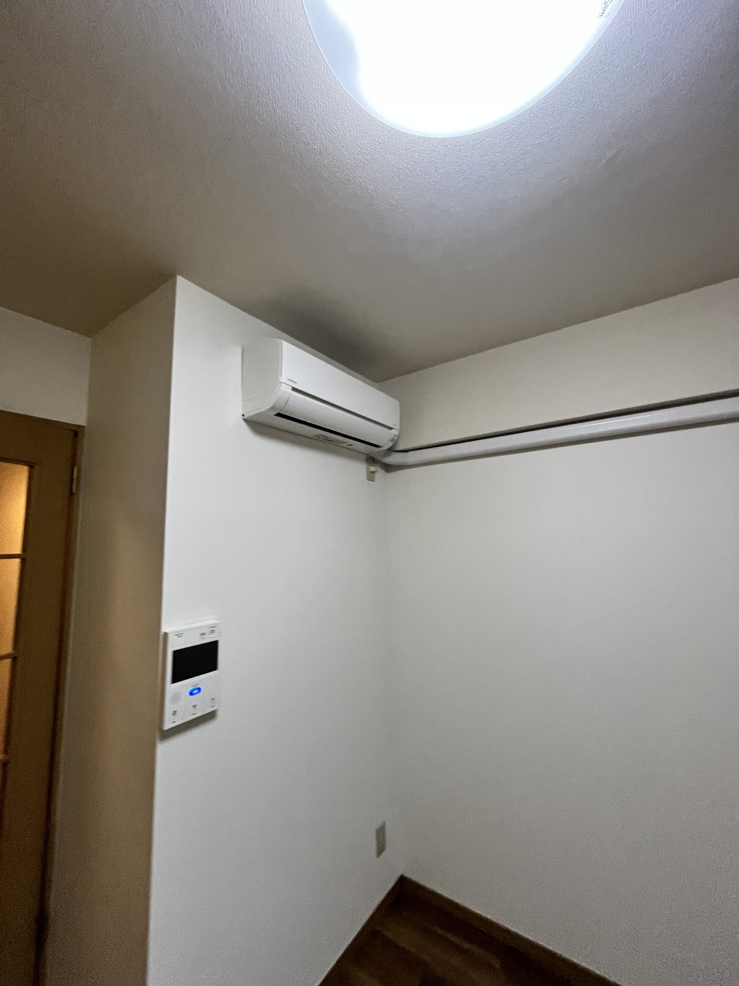 大阪市福島区　収益用１Kマンションのリフォーム工事　施工後　エアコン