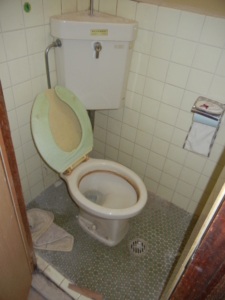 大阪府四条畷市　連棟戸建住宅のリフォーム工事　施工前　トイレ