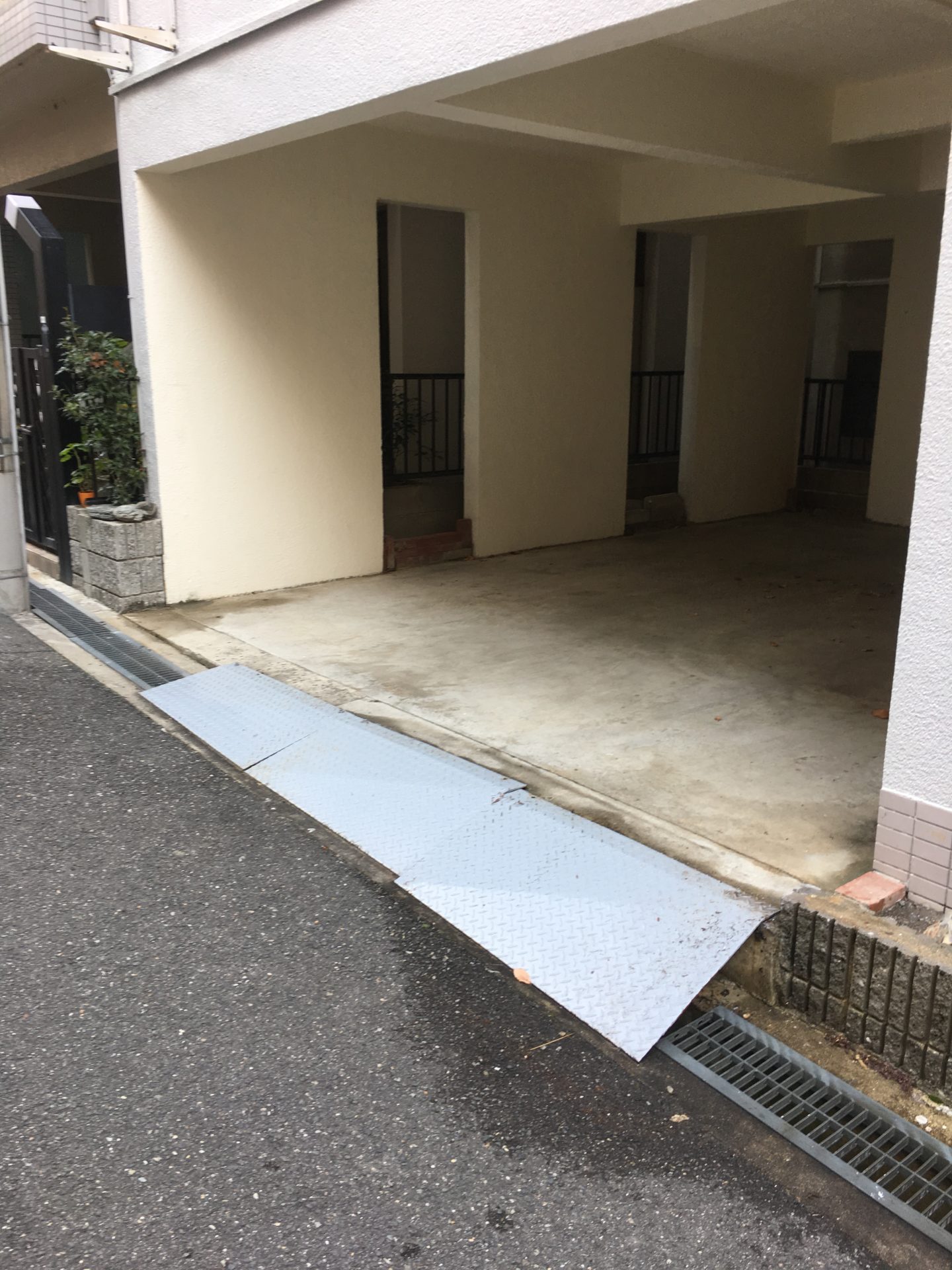 大阪府松原市　駐車場の門扉撤去　施工後　補修