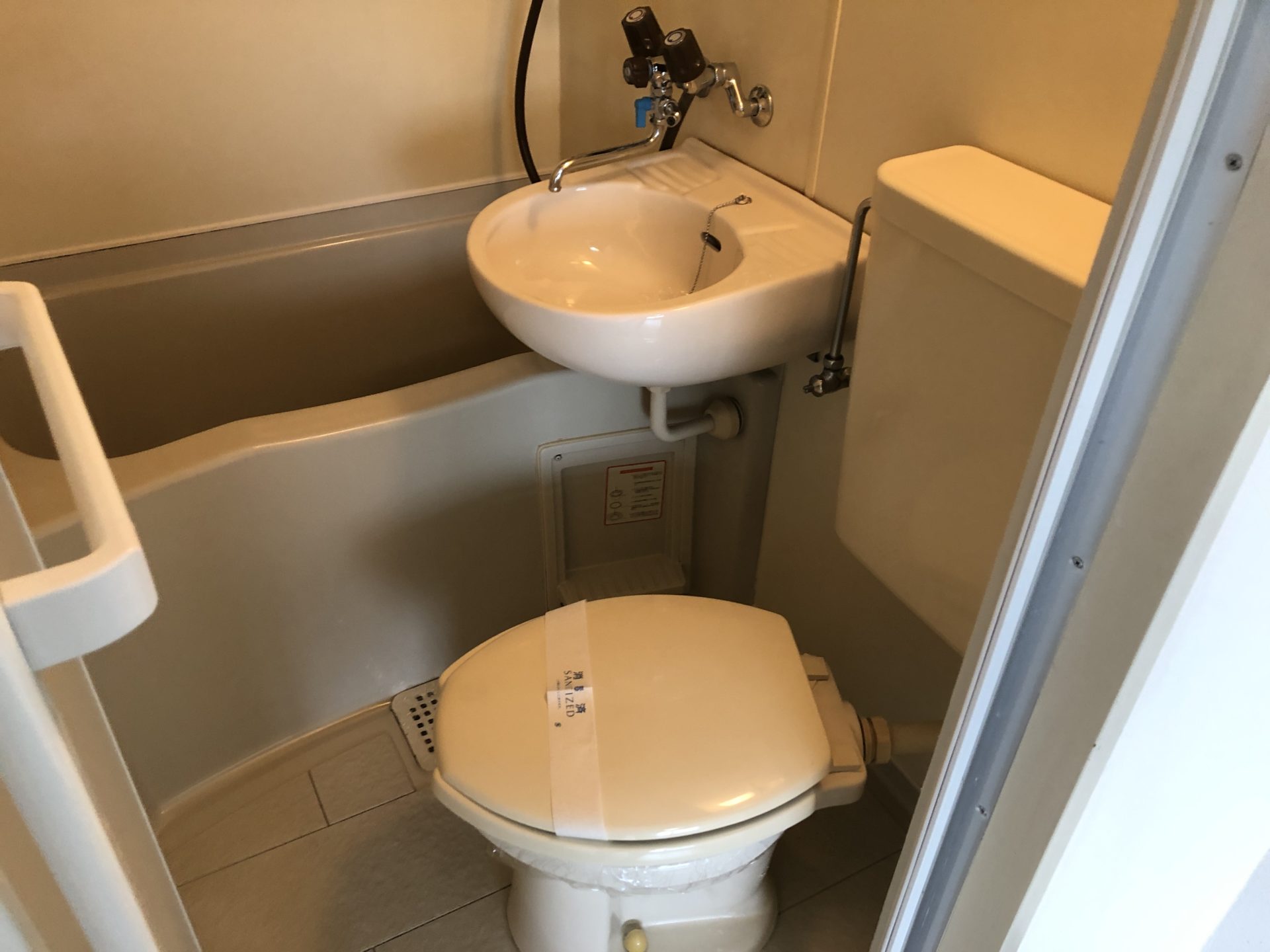 大阪市生野区　賃貸用分譲マンションの原状回復リフォーム　施工後　トイレ