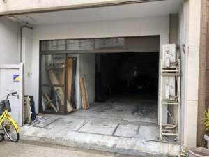 大阪市中央区　店舗リフォーム　入口サッシの撤去工事　施工前