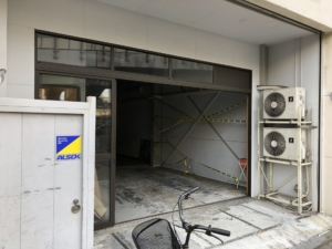 大阪市中央区　店舗リフォーム　入口サッシの撤去工事　施工前　正面