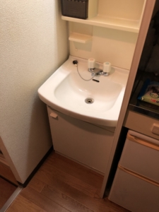 大阪市北区　収益用分譲マンションの設備工事　洗面台の交換と床のリフォーム　施工前B