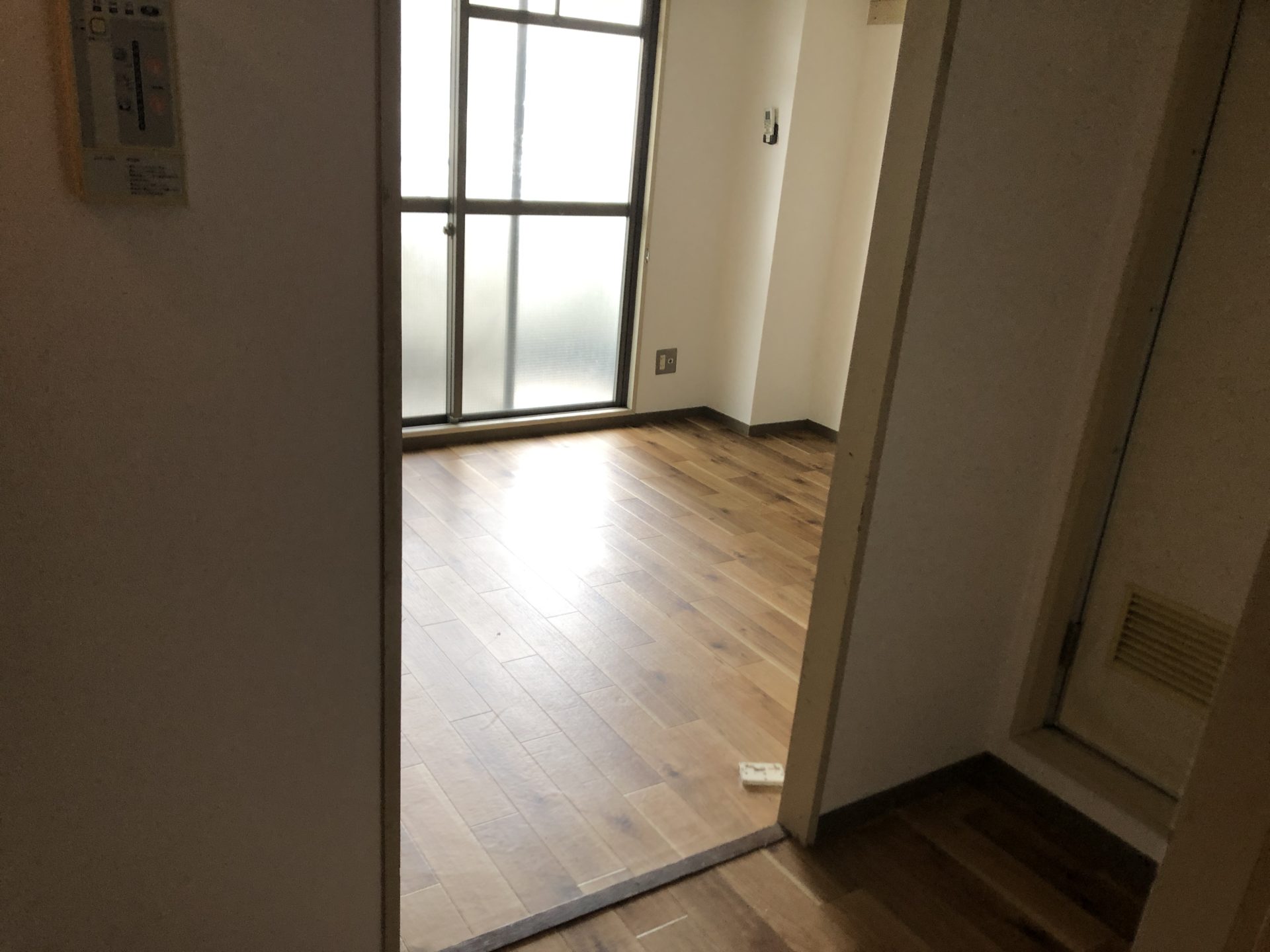大阪市北区　賃貸マンションリフォーム　施工後　クロスクッションフロアの貼替　玄関