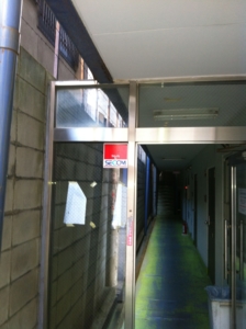 大阪市西成区　共用部リフォーム　施工前　共用部廊下