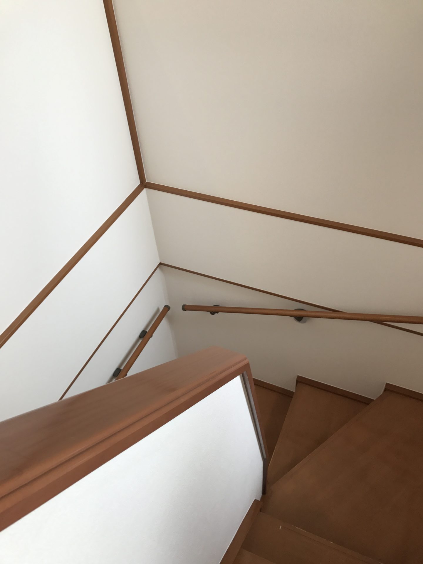 大阪府守口市　戸建住宅リフォーム　クロス貼替　施工後　階段
