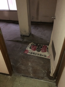 大阪市住之江区　マンション１階店舗　リフォーム工事　施工前　床