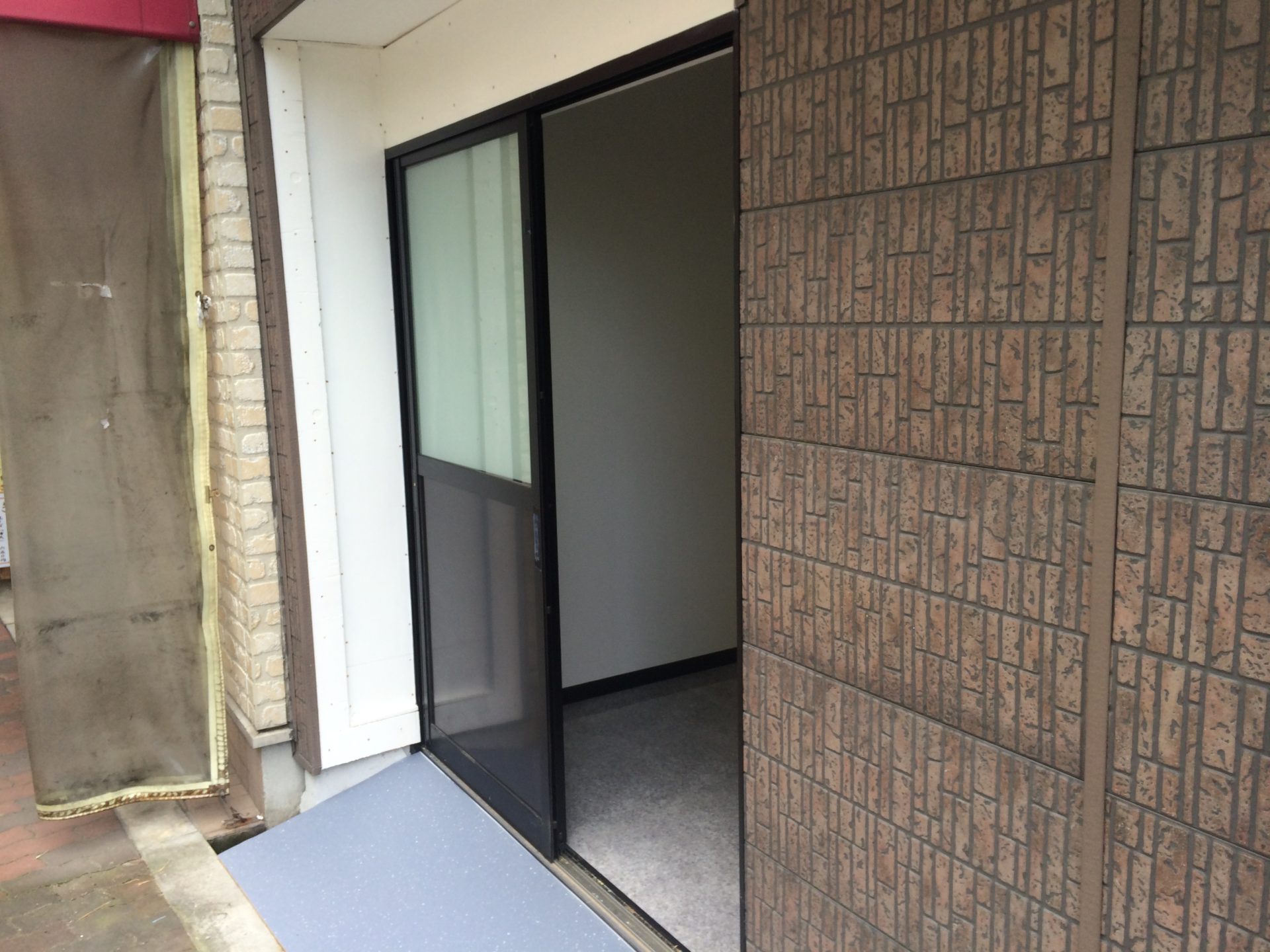 大阪市平野区　店舗付き住宅リフォーム工事　施工後　入口