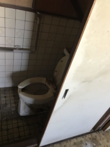 大阪府豊中市　戸建リフォーム施工前　１階トイレ
