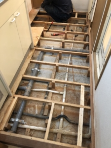 大阪市北区　賃貸マンションリフォーム　床鳴り補修工事とクッションフロアの貼替　施工前　廊下