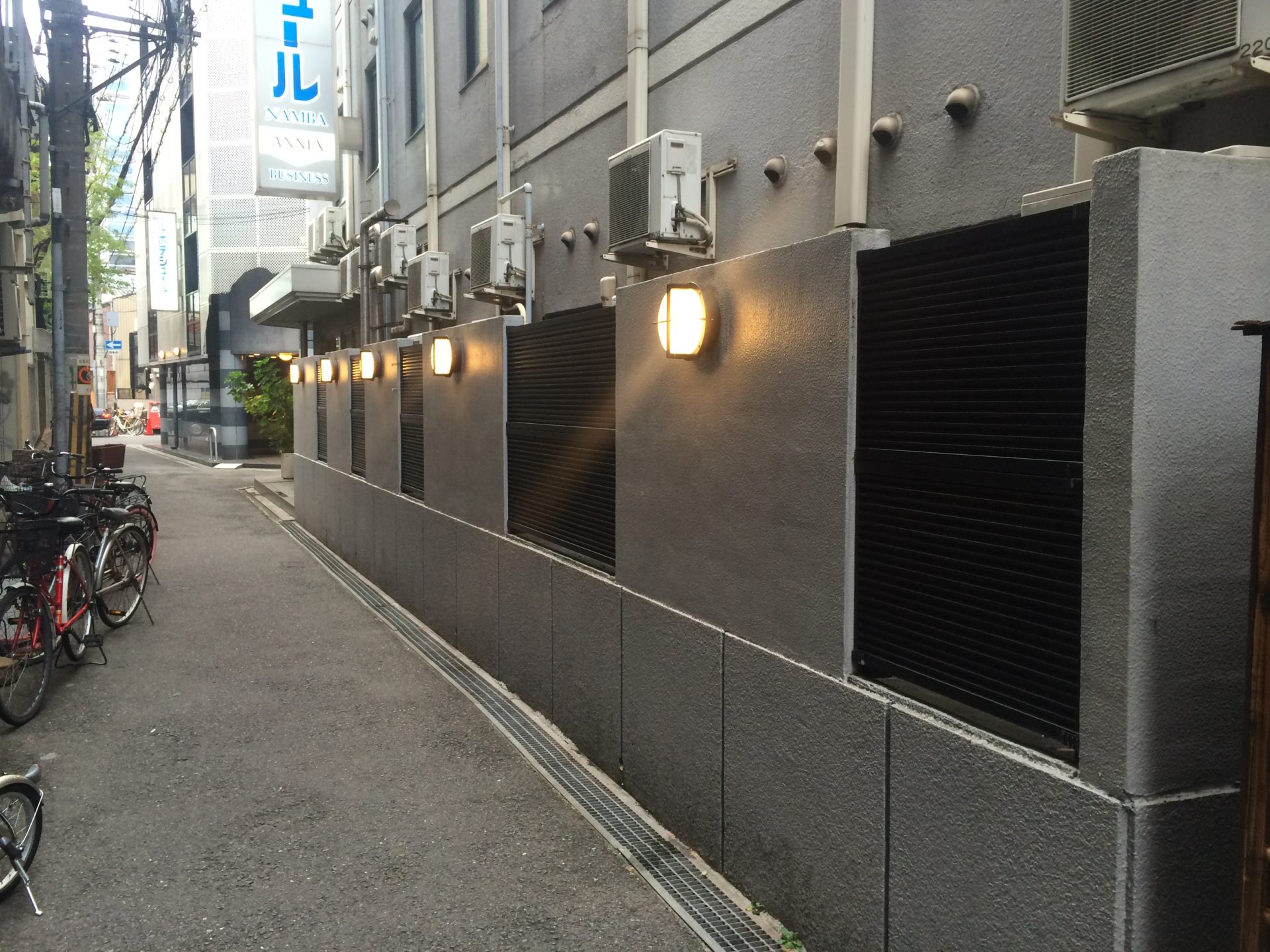 大阪市浪速区　ホテルの外灯交換　照明器具交換　施工後　奥側