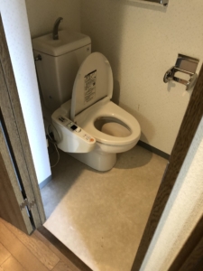 大阪　分譲賃貸マンションリフォーム　施工前　トイレ