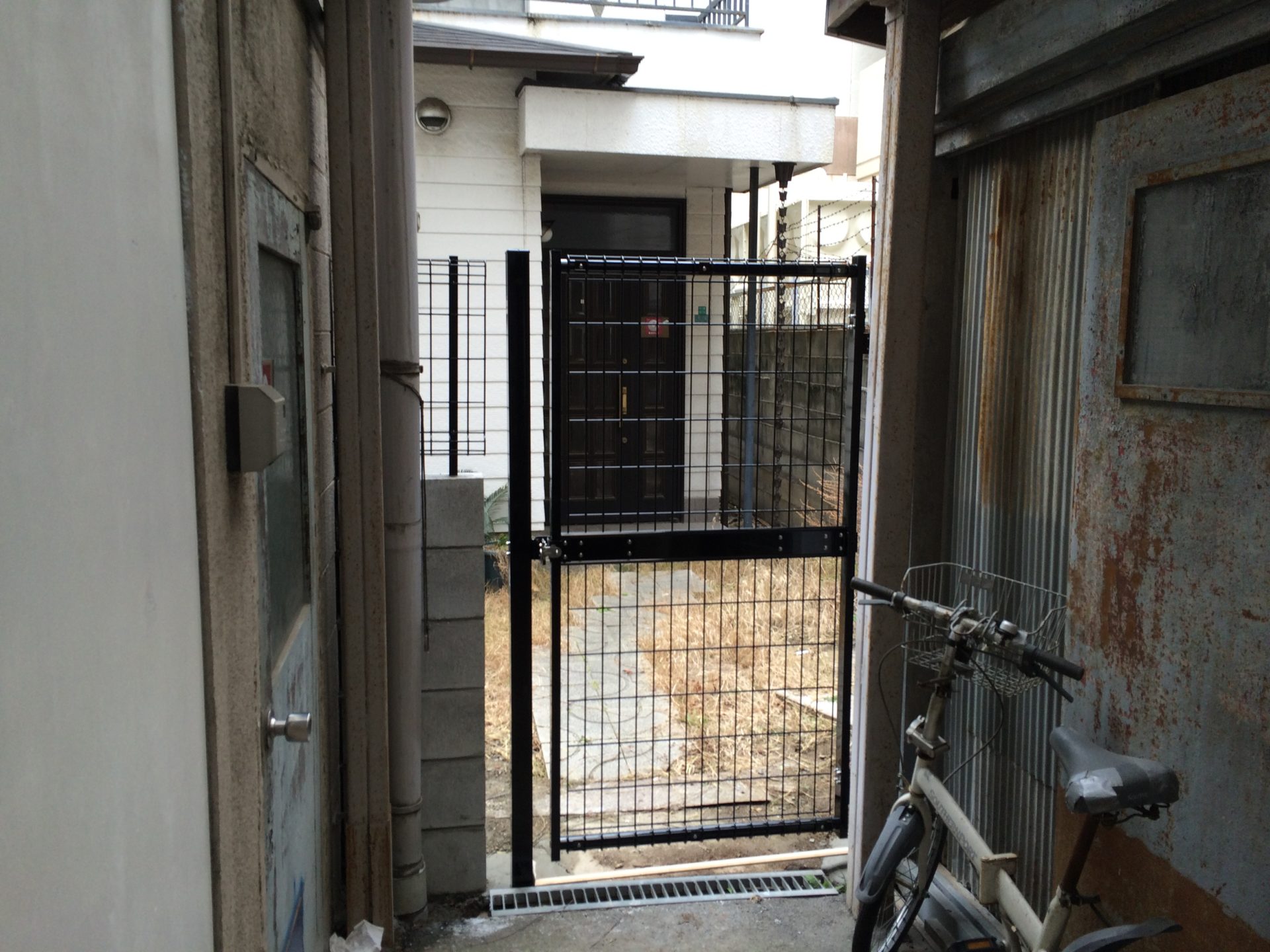大阪市淀川区　マンション１階にフェンス扉の設置　施工後
