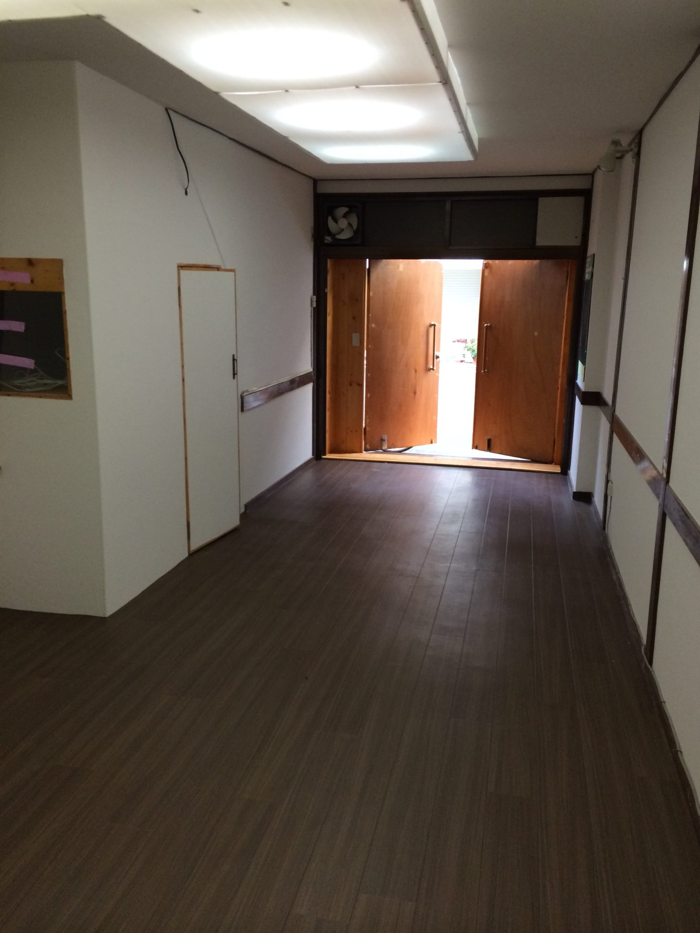 大阪市浪速区　店舗リフォーム　教会の床クッションフロア貼替　施工後　入口