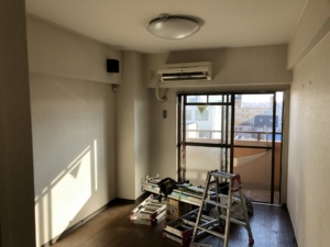 大阪市生野区　賃貸用分譲マンションの原状回復リフォーム　施工前　洋室