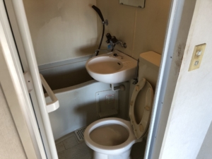 大阪市生野区　賃貸用分譲マンションの原状回復リフォーム　施工前　トイレ